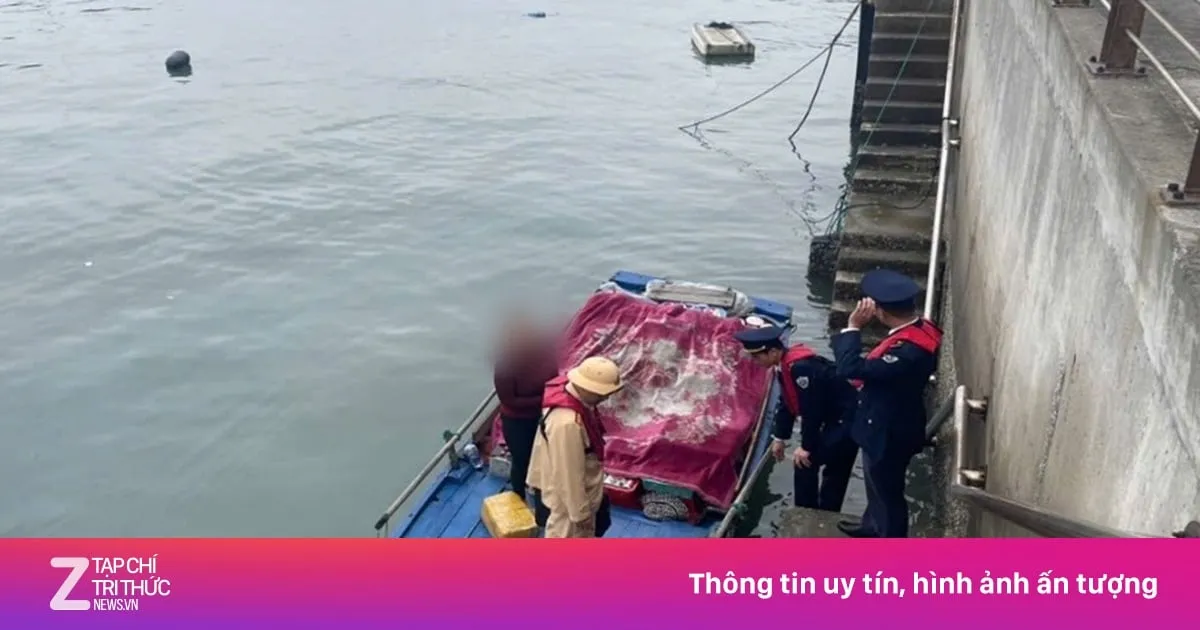 Pedagang Kaki Lima Ganggu Perahu Wisata di Teluk Ha Long