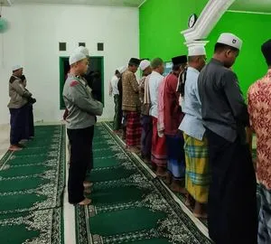 Kapolsek Cipeundeuy Ajak Masyarakat Jaga Keamanan Melalui Tarawih Keliling