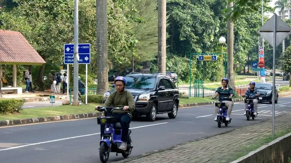 Warga Soroti Peningkatan Sepeda Listrik di Surabaya