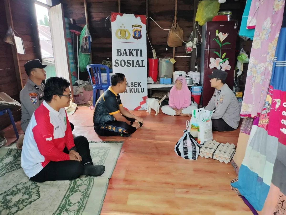 Polsek Loa Kulu Bagikan Bantuan Sosial untuk Warga Jembayan