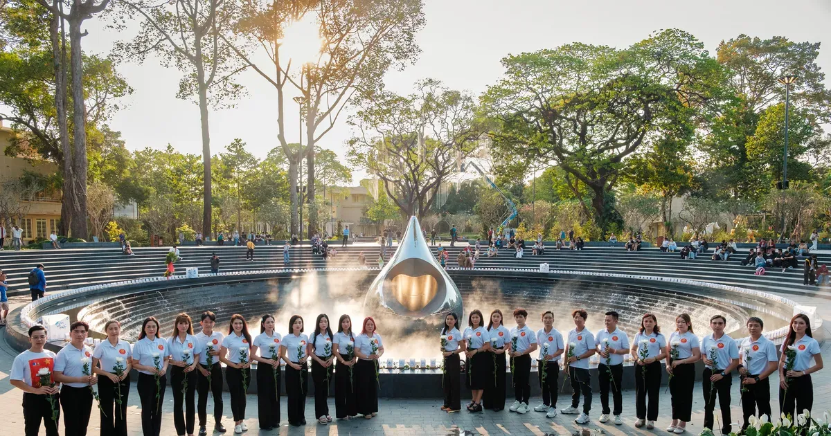 Seniman Ho Chi Minh Kenang Korban Covid-19 di Taman Ly Thai To