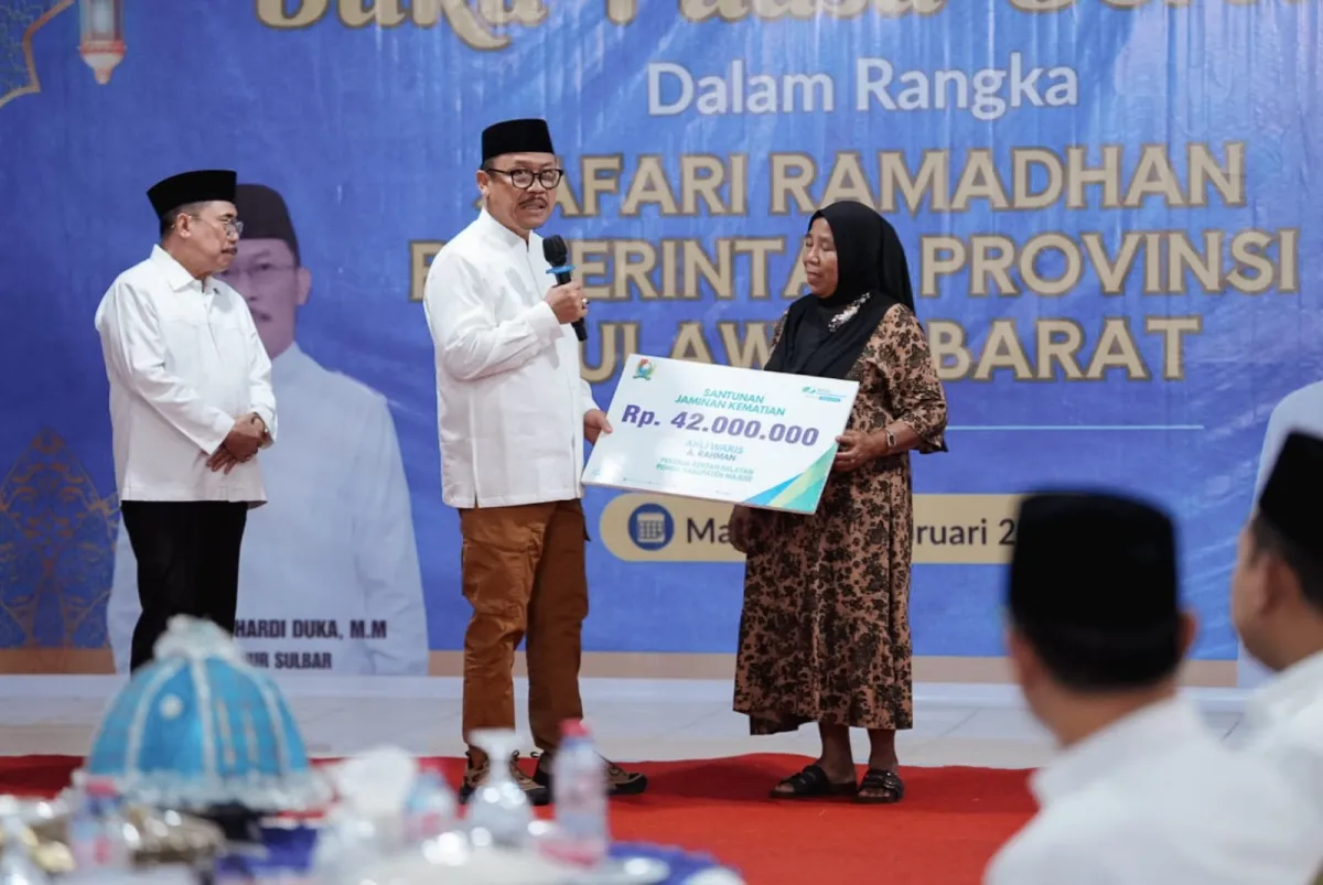 Gubernur Sulbar Serahkan 1.000 Paket Ramadan dan Alokasikan Rp50 Miliar untuk Pembangunan Majene