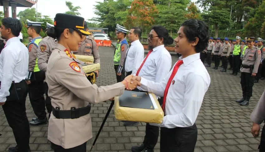 Polres Jembrana Hargai Personel Berprestasi dan Pemenang Lomba Band