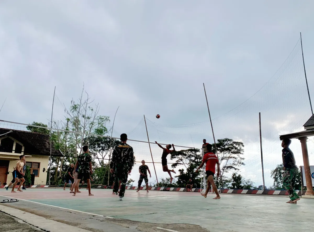 Satgas TMMD 127 Wonogiri Gelar Pertandingan Voli Persahabatan dengan Pemuda Desa Kembang