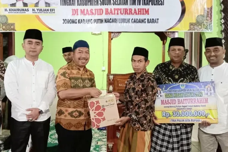 TSR IV Solok Selatan Serahkan Hibah Rp 30 Juta untuk Pembangunan Masjid Baiturrahim
