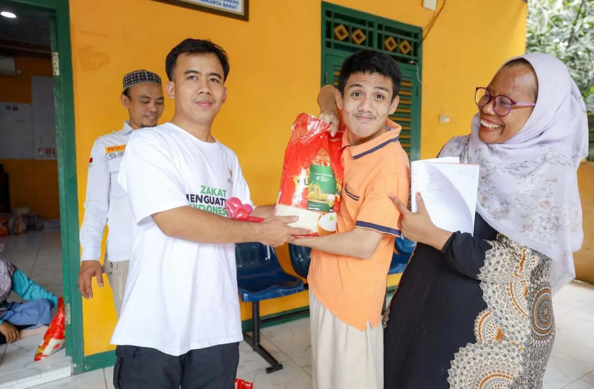 Baznas Salurkan Zakat Fitrah untuk 80 Difabel dan Duafa di Rawa Buaya
