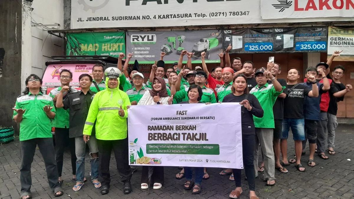 Relawan FAST Bagikan 3.406 Takjil di Kartasura Meski Hujan