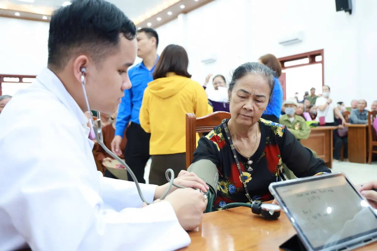 Pemeriksaan Kesehatan Gratis untuk 500 Lansia dan Veteran di Nam Thanh Mien