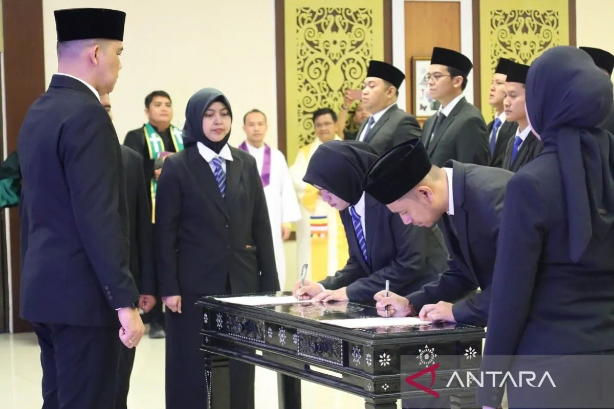 Pelantikan 57 Notaris dan Perancang Hukum Perkuat Layanan Hukum di Riau