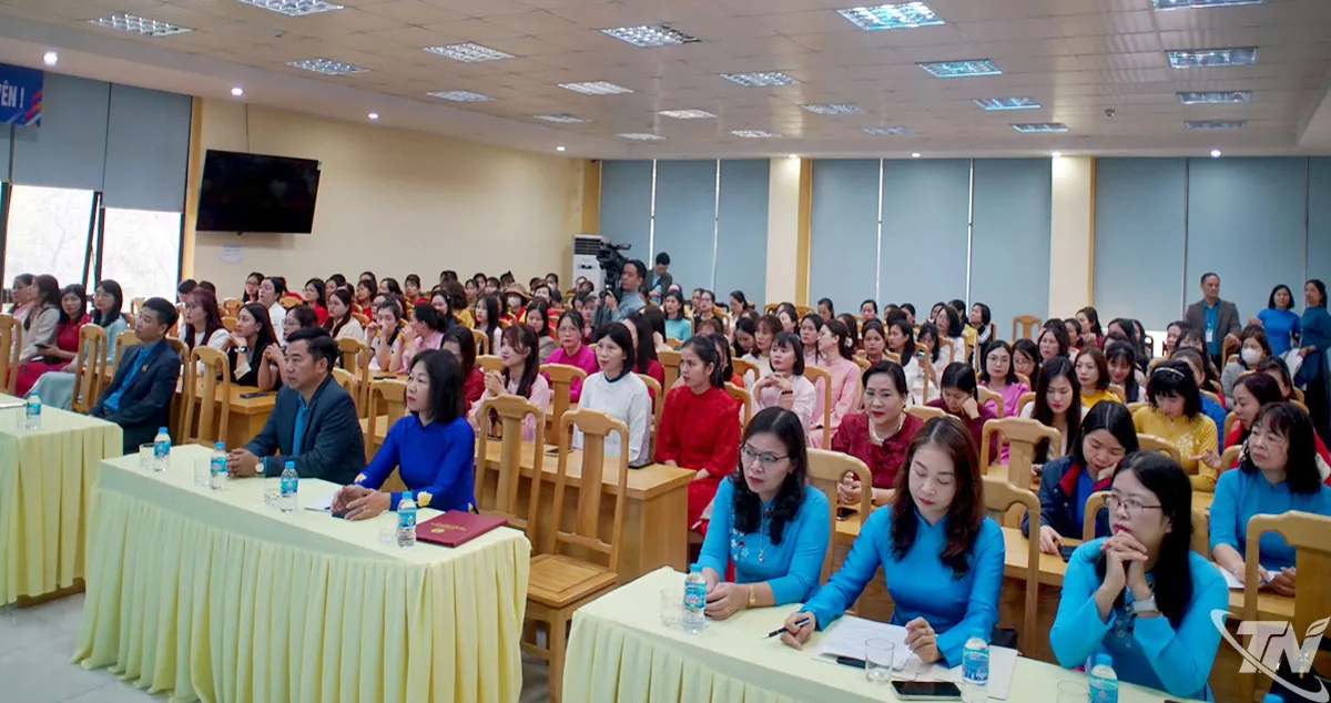 Edukasi Pemilu dan Penghargaan untuk Pekerja Perempuan di Kawasan Industri Diem Thuy