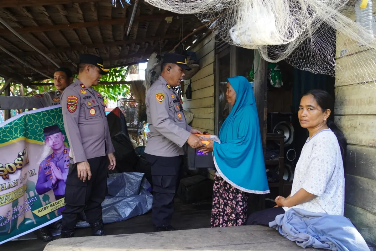 Polres Seruyan Salurkan Bansos Ramadhan untuk Warga Kurang Mampu