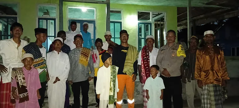 Bhabinkamtibmas Amankan Sholat Tarawih untuk Keamanan Umat Muslim