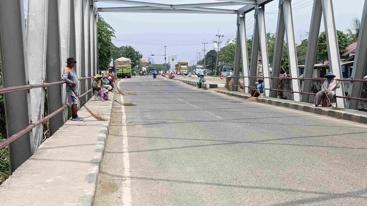 Tradisi Sapu Koin di Jembatan Sewo dan Legenda Saedah Saenih