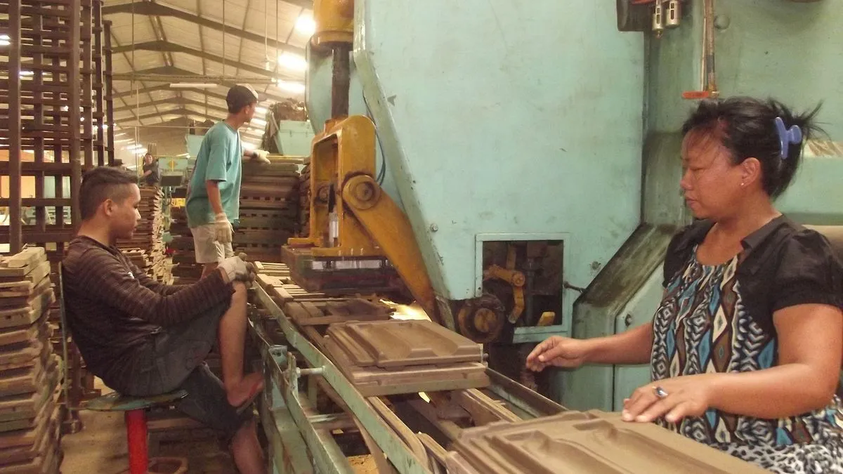 Bupati Majalengka Dukung Pengusaha Genteng Melalui Pembiayaan dan Produksi Lokal
