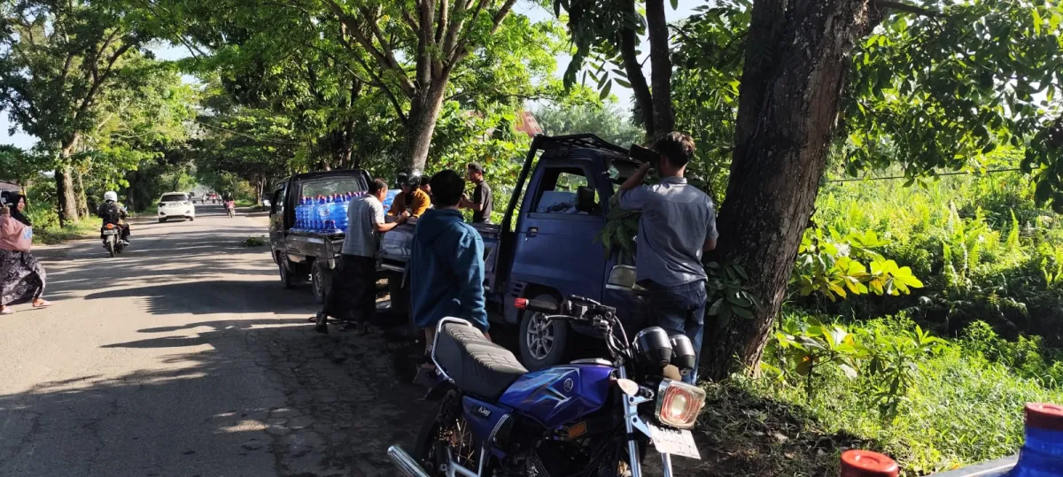 Pikap Galon Tabrak Pohon Usai Ban Lepas di Sampit