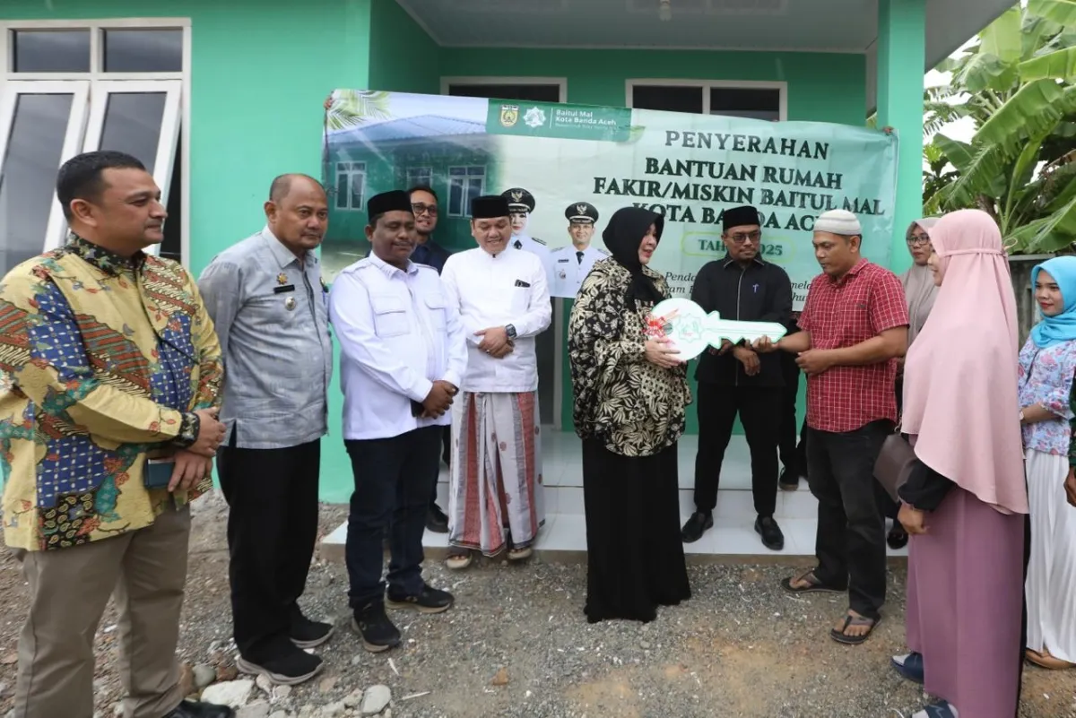 Wali Kota Illiza Serahkan Tiga Rumah untuk Korban Kebakaran