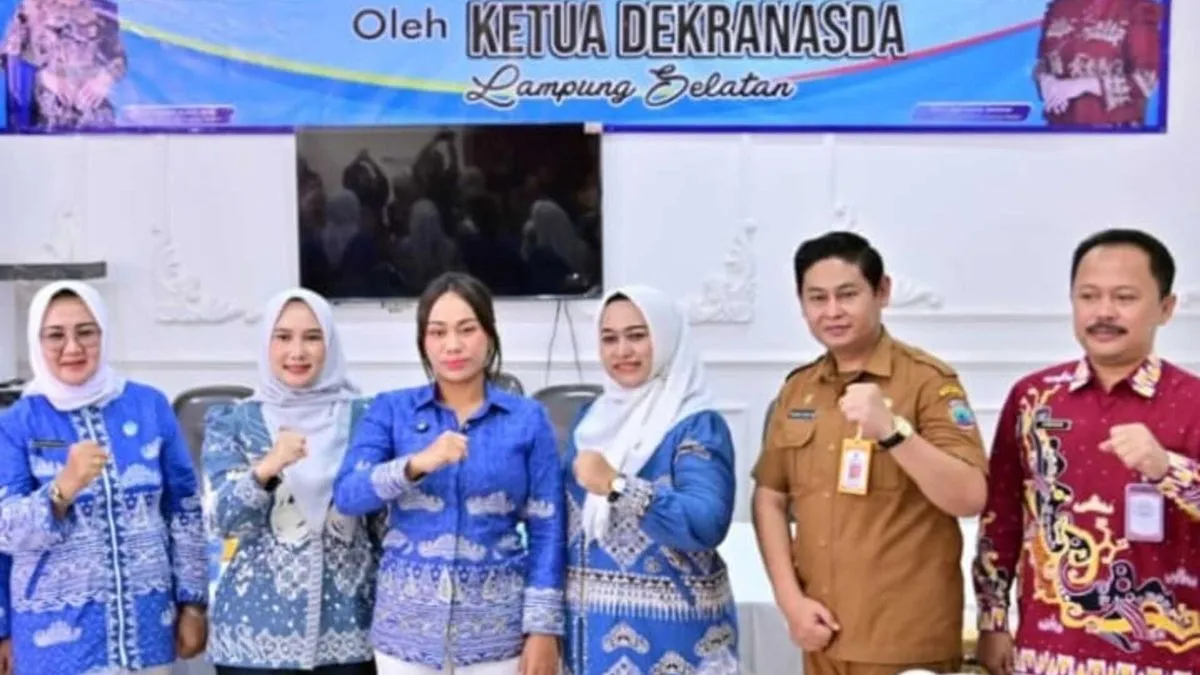 Zita Anjani Dukung Ekonomi Kreatif dengan Penyerahan 50 Guci Gerabah Lokal
