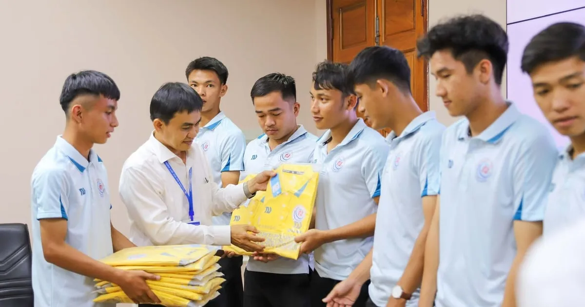 Rektor Universitas Quy Nhon Dukung Tim Sepak Bola Menuju Final Piala THACO 2026