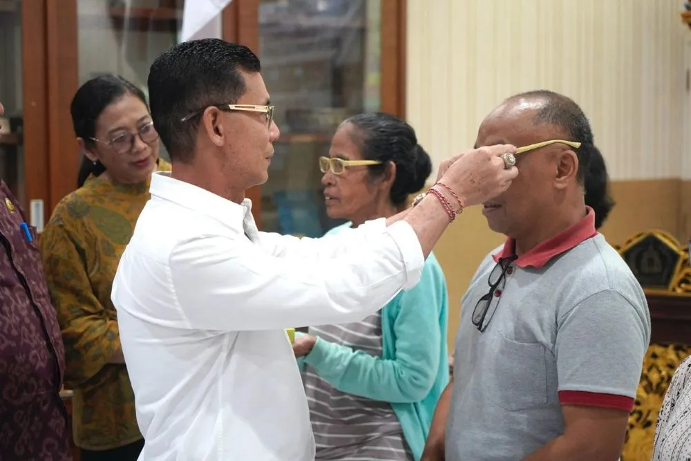 Bupati Klungkung Serahkan Kacamata Gratis untuk Tingkatkan Produktivitas Masyarakat