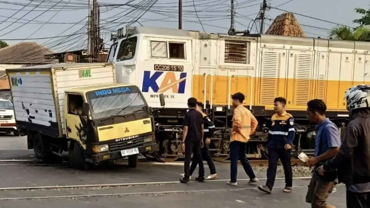 Kereta Api Harina Tabrak Truk Mogok di Perlintasan
