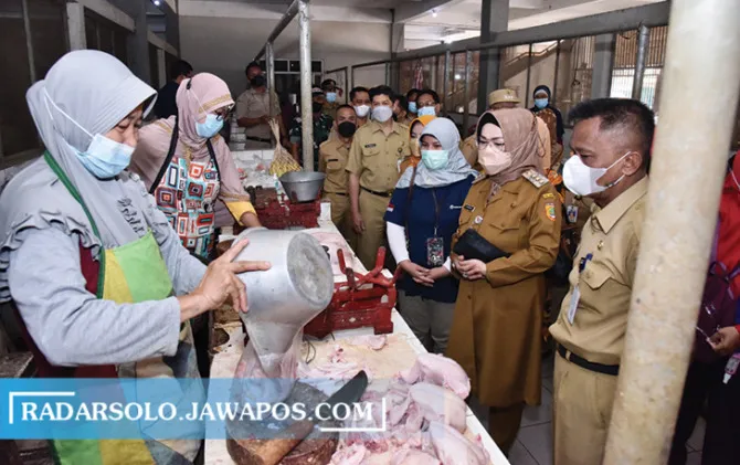 Bupati Etik Pantau Kenaikan Harga Sembako di Pasar Sukoharjo