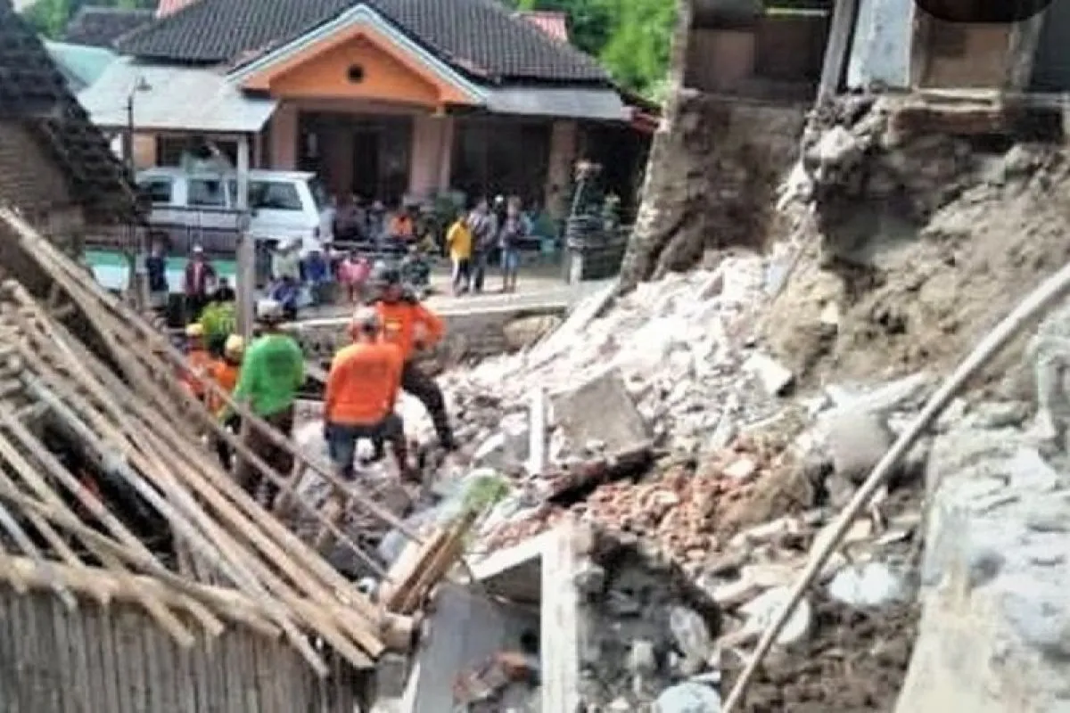 Dua Rumah Warga di Magetan Rusak Akibat Longsor Setelah Hujan Deras