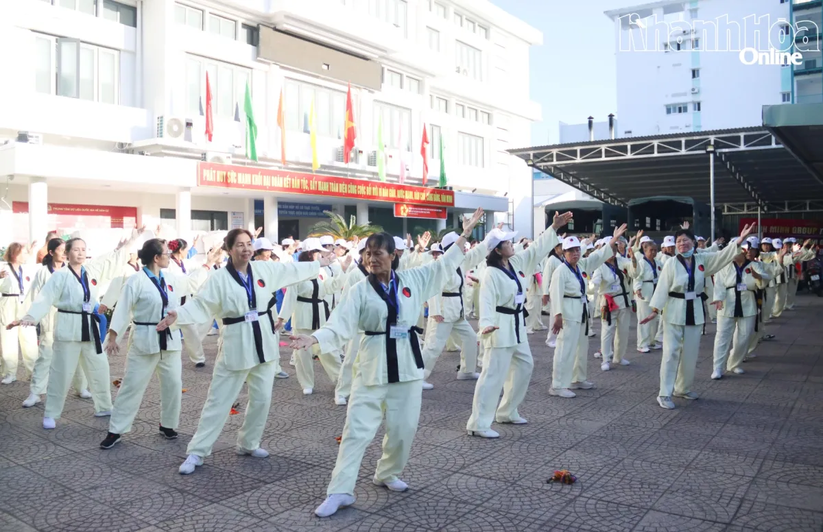 Pertunjukan Tai Chi Awali Tahun Baru dengan Pesan Kesehatan dan Kebudayaan