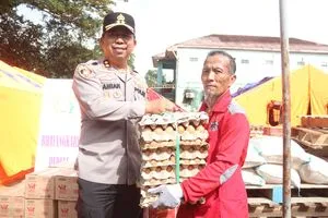 Kapolres Sukabumi Kunjungi Lokasi Bencana Pergeseran Tanah dan Salurkan Bantuan untuk Pengungsi