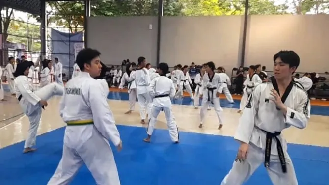 Latihan Gabungan dan Buka Puasa UKM Taekwondo Surabaya di UC