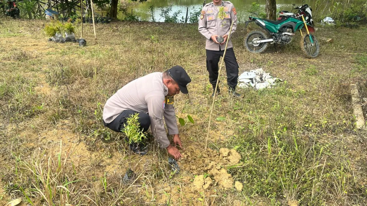 Polsek Sangkulirang Dukung Kegiatan Penghijauan di Desa Benua Baru Ilir