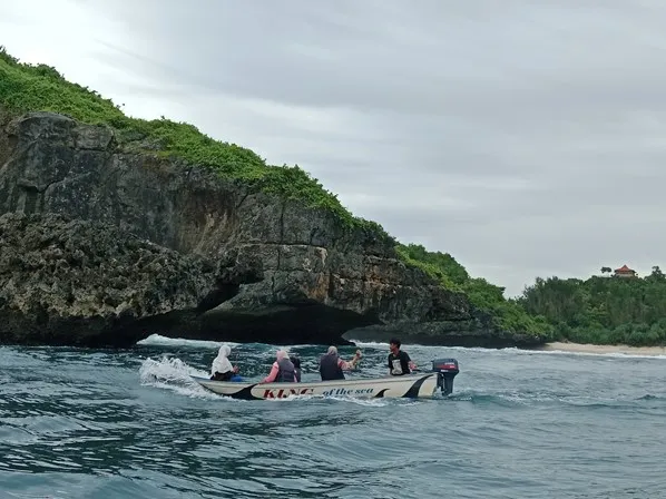 Kali Cokel: Wisata Susur Sungai yang Tembus ke Laut Pacitan