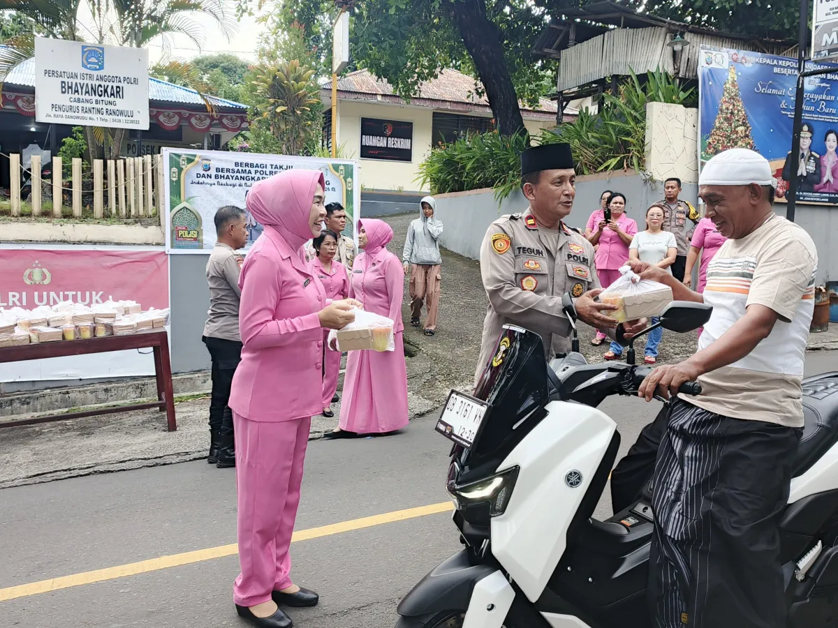 Polsek Ranowulu Bagikan 100 Paket Takjil untuk Masyarakat di Bulan Ramadhan
