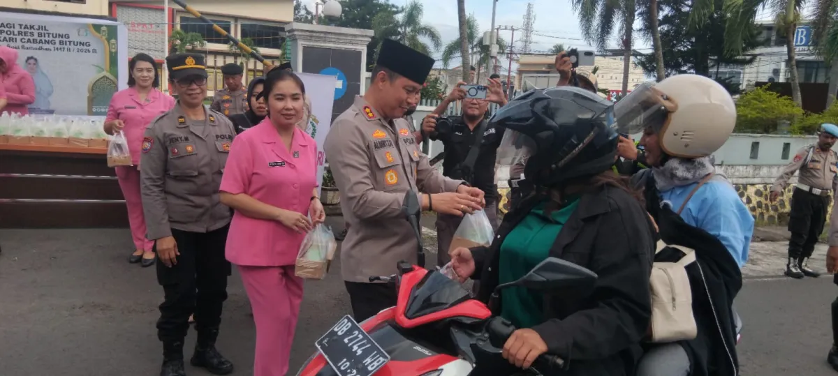 Polres Bitung Bagikan 300 Takjil untuk Sapa Pengendara di Bulan Ramadhan