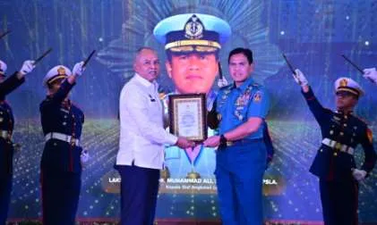 Kasal Terima Penghargaan Adibhakti Sanapati Usai Ceramah di BSSN