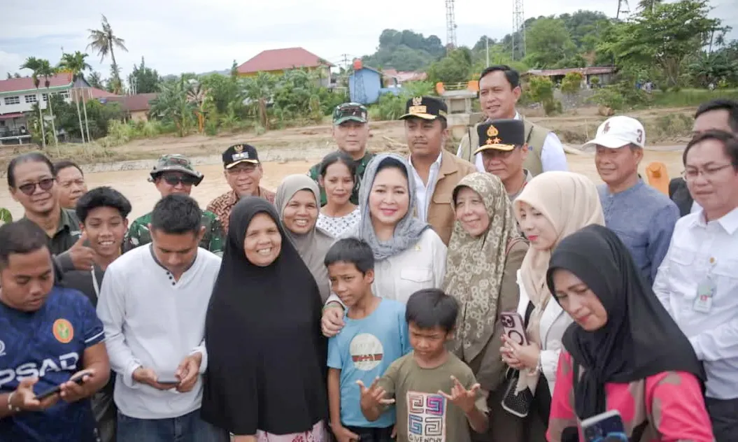 Titiek Soeharto Tinjau Dampak Banjir di Padang, Air Bersih Jadi Prioritas