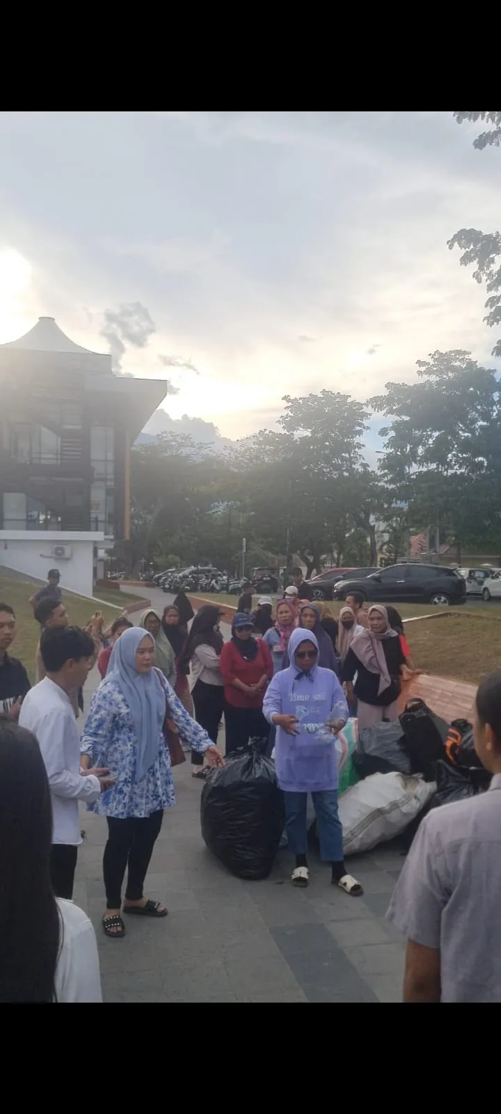 Warga Palu Dapat Sembako dengan Tukar Sampah dalam Program Diet Plastik