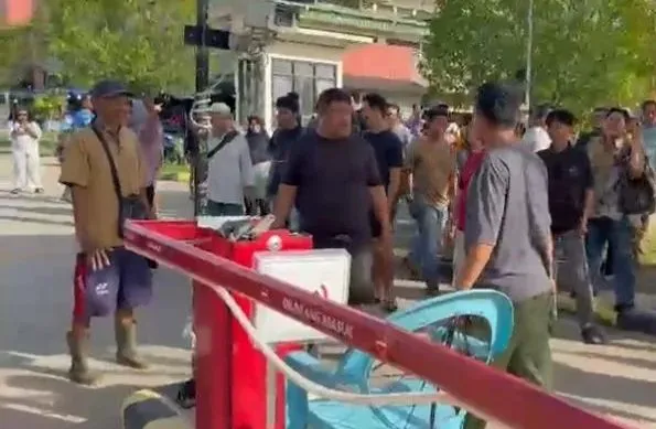 Pedagang Pasar Sanggam Berau Rusak Portal Parkir Elektronik sebagai Bentuk Penolakan