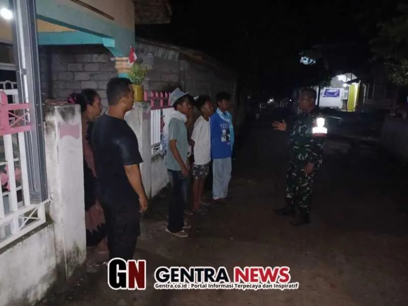 Babinsa Bersama Pemuda Desa Daha Patroli Malam Jaga Keamanan