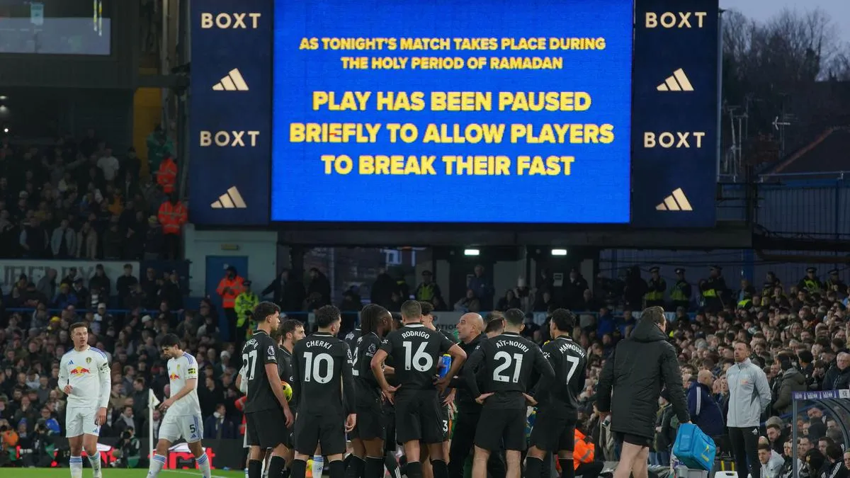 Wasit Hentikan Pertandingan Leeds Vs Man City untuk Berbuka Puasa