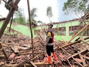 Atap Aula SMPN 6 Sukanagara Roboh, Kapolsek Lakukan Pengecekan TKP