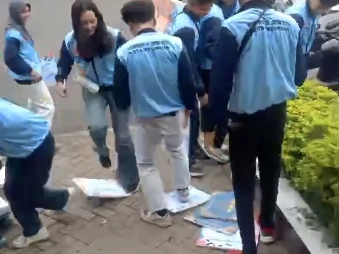 Atlet Porprov Kota Pasuruan Protes Reward Minim dengan Injak Plakat