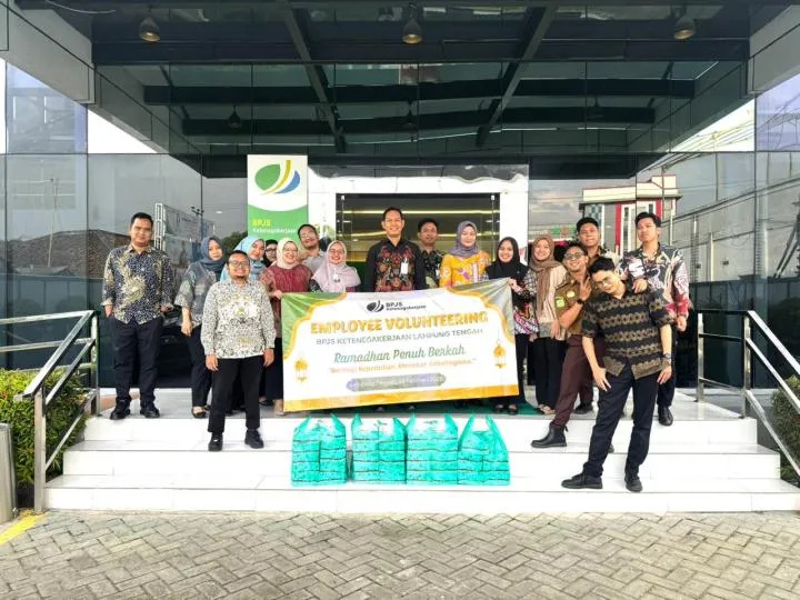 BPJS Ketenagakerjaan Lampung Tengah Bagikan Takjil di Bulan Ramadhan