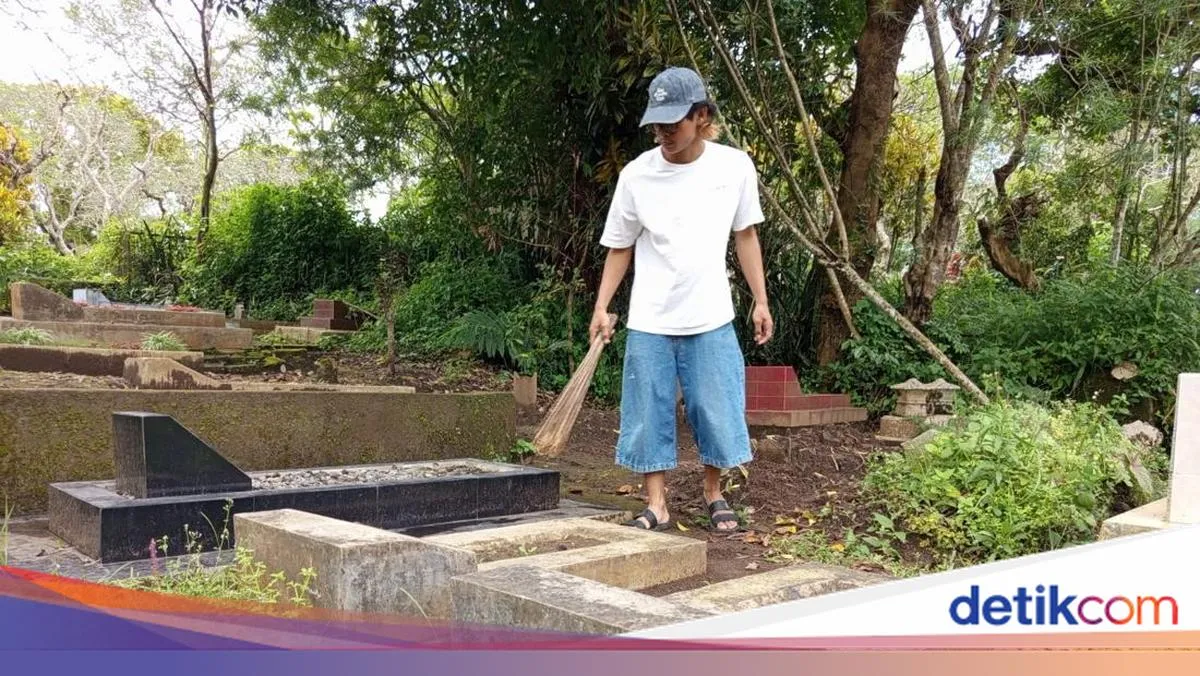 Pemuda Magelang Dedikasikan Hobi untuk Bersihkan Makam Terabaikan