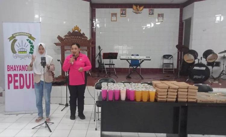 Bhayangkari Brimob Bagikan Takjil untuk Penyandang Disabilitas di Bulan Ramadhan