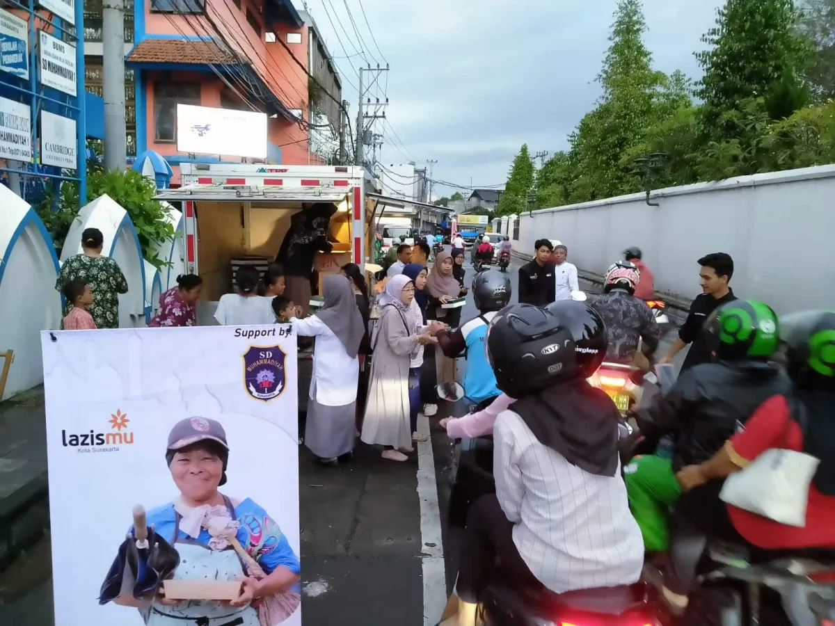 SD Muhi Solo Bagikan 250 Paket Takjil kepada Warga