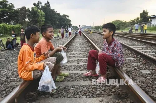 KAI Imbau Warga Hindari Ngabuburit Dekat Jalur Kereta untuk Keselamatan