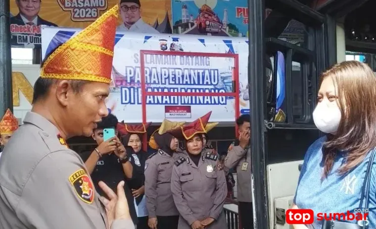 Kapolres Dharmasraya Sambut Rombongan Mudik Gratis di Gerbang Sumbar