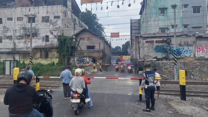 Pemasangan Palang Sementara di Perlintasan Kereta Api JPL 86
