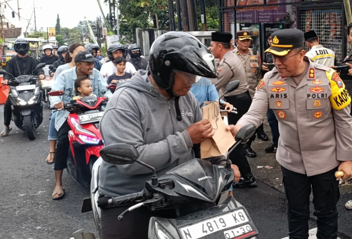 Polres Batu Bagikan Takjil Gratis, Tingkatkan Kepedulian di Bulan Ramadan