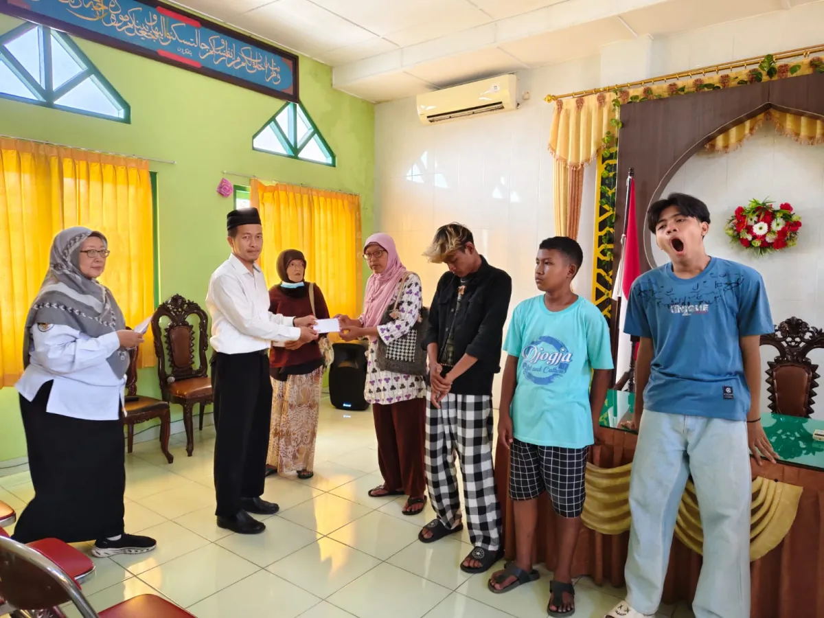 KUA Wirobrajan Bagikan Bantuan untuk Anak Yatim dan Penyandang Difabel di Ramadhan